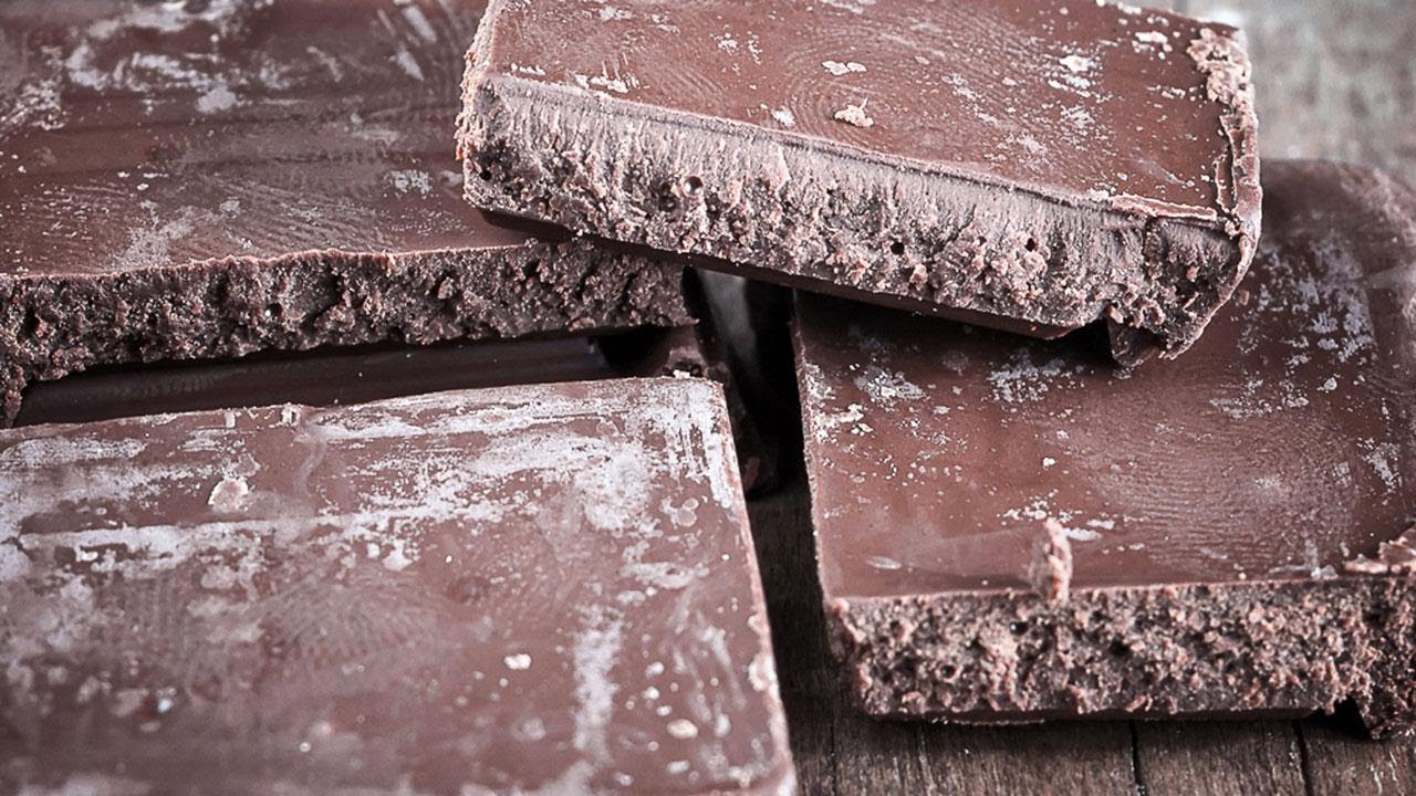O chocolate que fica esbranquiçado está estragado? – O BOLETIM